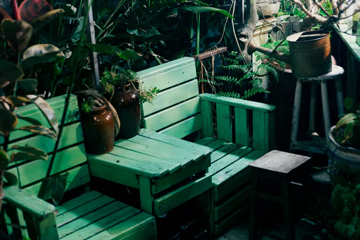 How to Style a Garden Bench with Nature-Inspired Decor